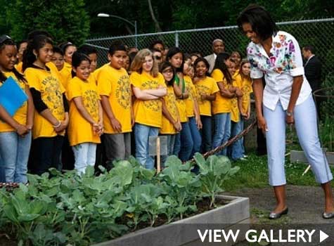 michelle-obama-gardening-with-kids1.jpg