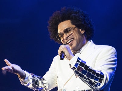 Maxwell Responds To Viral Video: ‘Y’all Wanna Laugh But Your Knees Ain’t Built Like That’