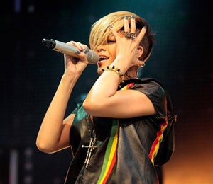 Star Gazing: Rihanna Rocks 40,000 Fans