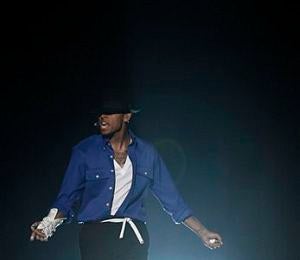 Chris Brown Tribute Similar to MJ at 1988 Grammys
