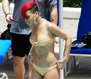 Star Gazing: Rihanna's Poolside Manner