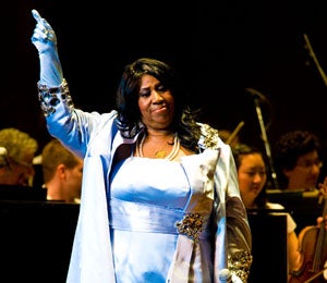 Aretha Franklin Fractures Her Rib, Cancels Shows