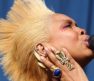 Hair Beat: Erykah Rocks a Blonde Faux-Hawk
