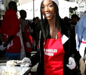 Star Gazing: Brandy Hands Out Food for Holidays