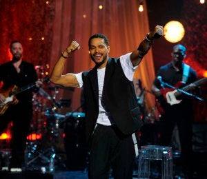 Maxwell Rocks the Stage for 'VH1 Storytellers'
