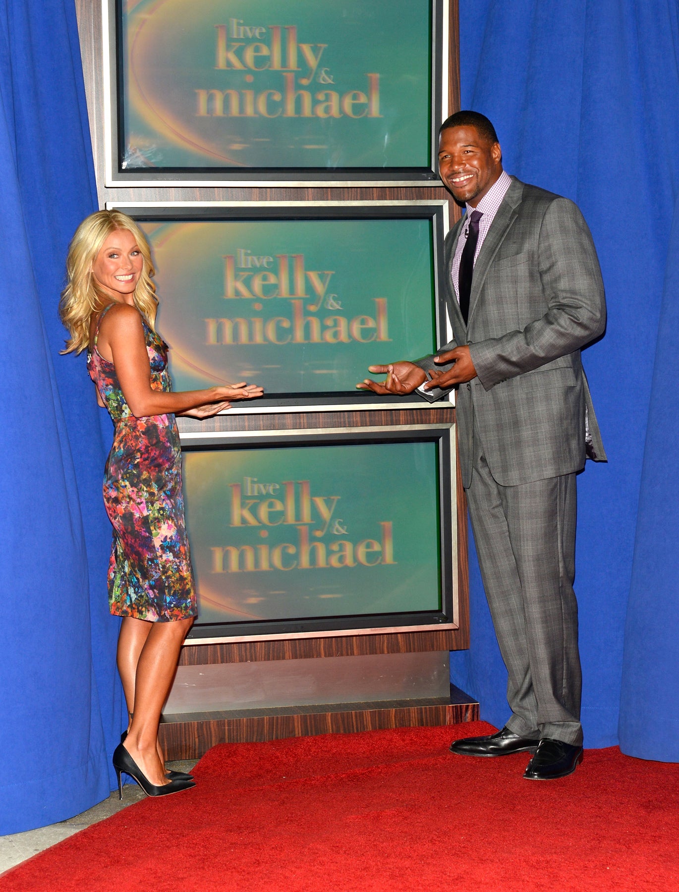 Watch Michael Strahan Make His Debut on 'Live! With Kelly'