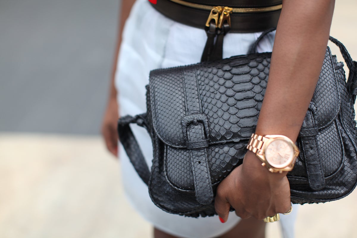 Accessories Street Style: The Little Black Bag - Essence