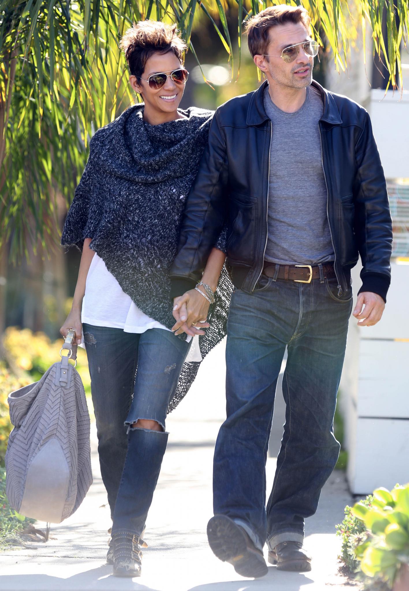 Maternity Chic: Halle Berry