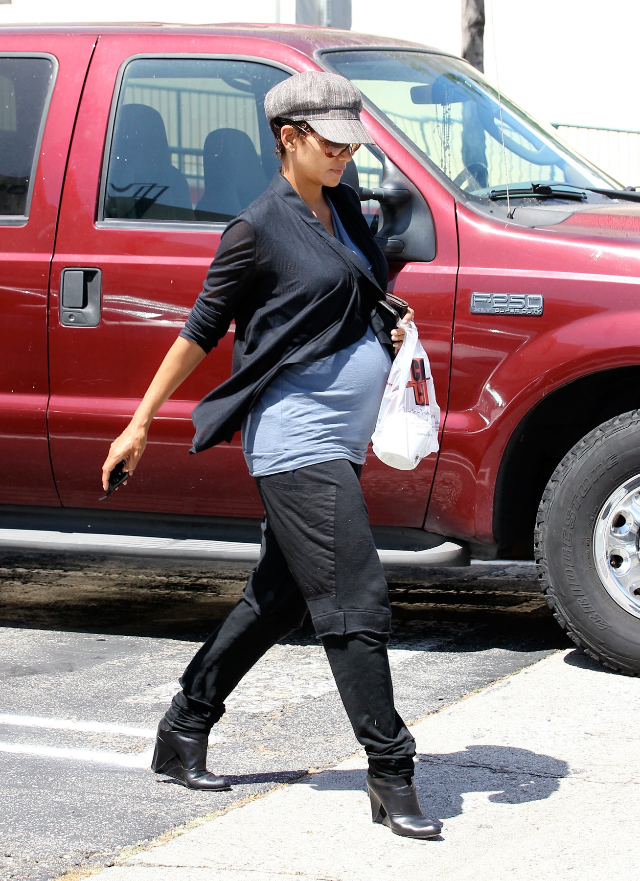 Maternity Chic: Halle Berry
