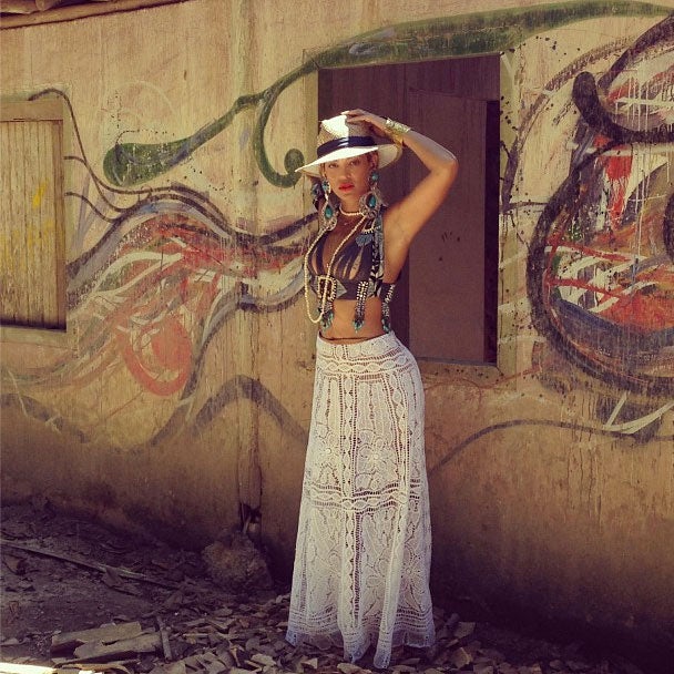 Photo Fab: Beyoncé Tours Brazil, Soaks Up Culture