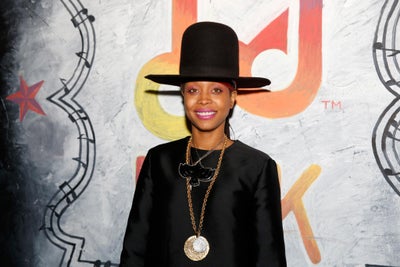 Must-See: Erykah Badu Busks in Times Square and Goes Basically Unnoticed