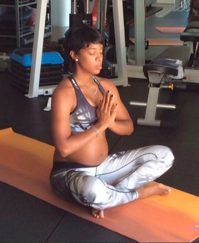 Photo Fab: Kelly Rowland Debuts Baby Bump