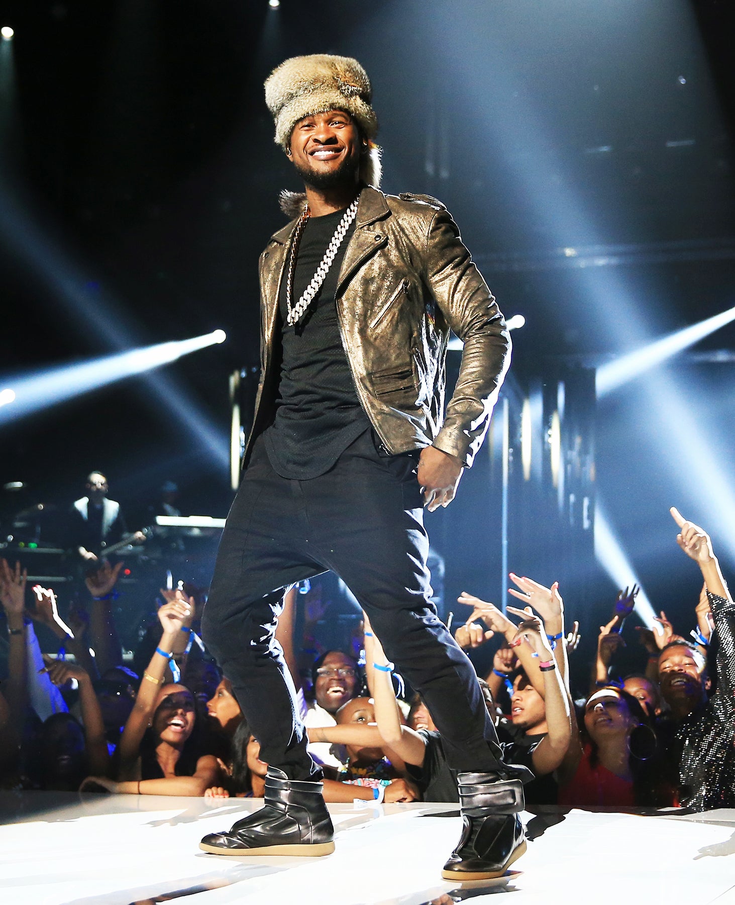 Usher to Perform New Music at 2014 MTV Music Awards
