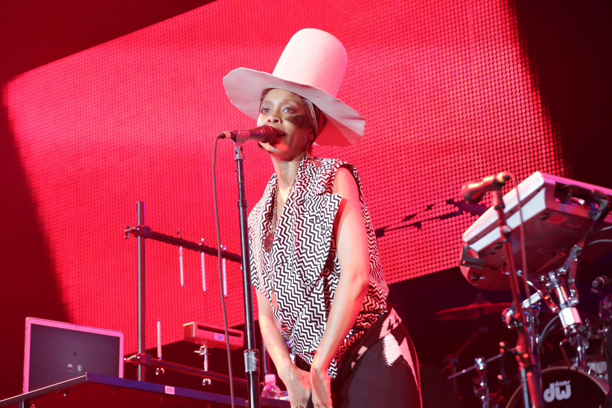 Badu Rocks the ESSENCE Festival Stage with Show-Stopping Performance