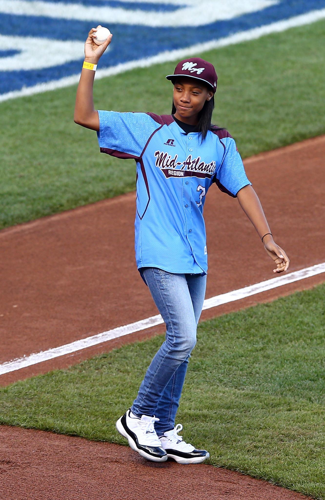 Must-See: Mo'ne Davis Throws First Pitch At World Series