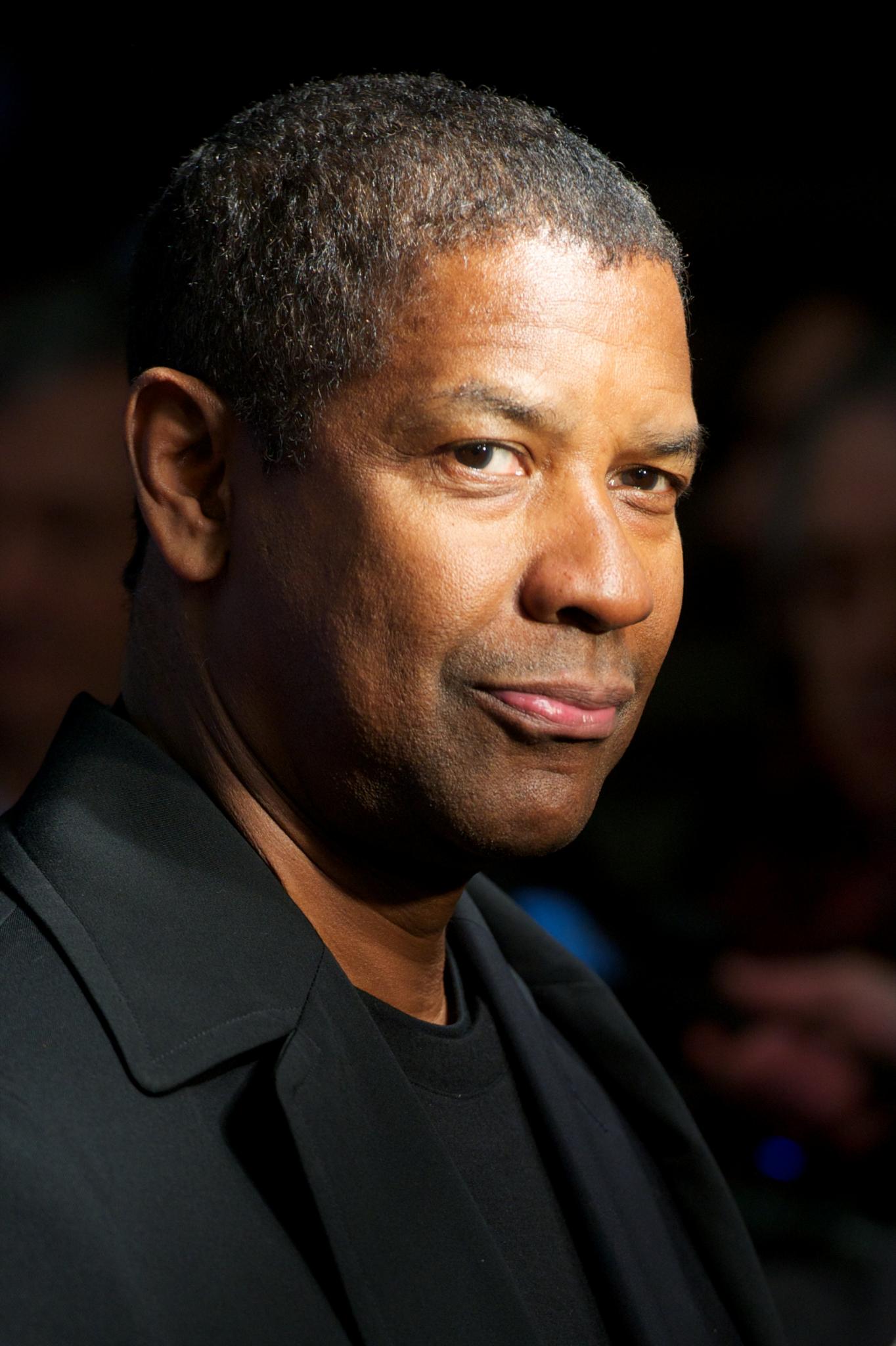 Denzel Washington Dramatically Reading Greeting Cards Is The Only Thing You Need To See Today
