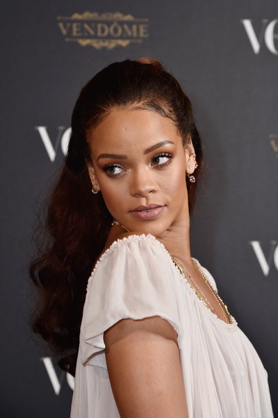 Rihanna Inks $25 Million Deal with Samsung