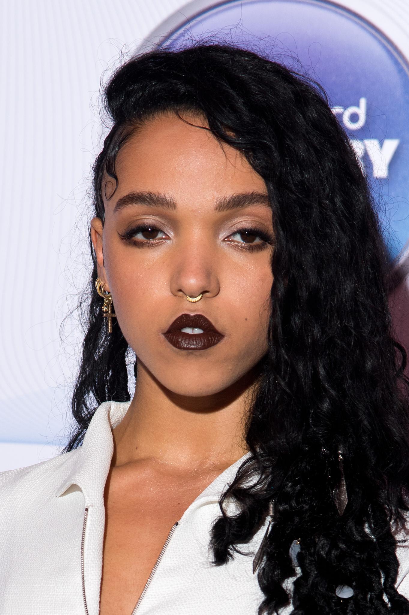 5 Reasons You Should Try Dark Lipstick This Fall Essence
