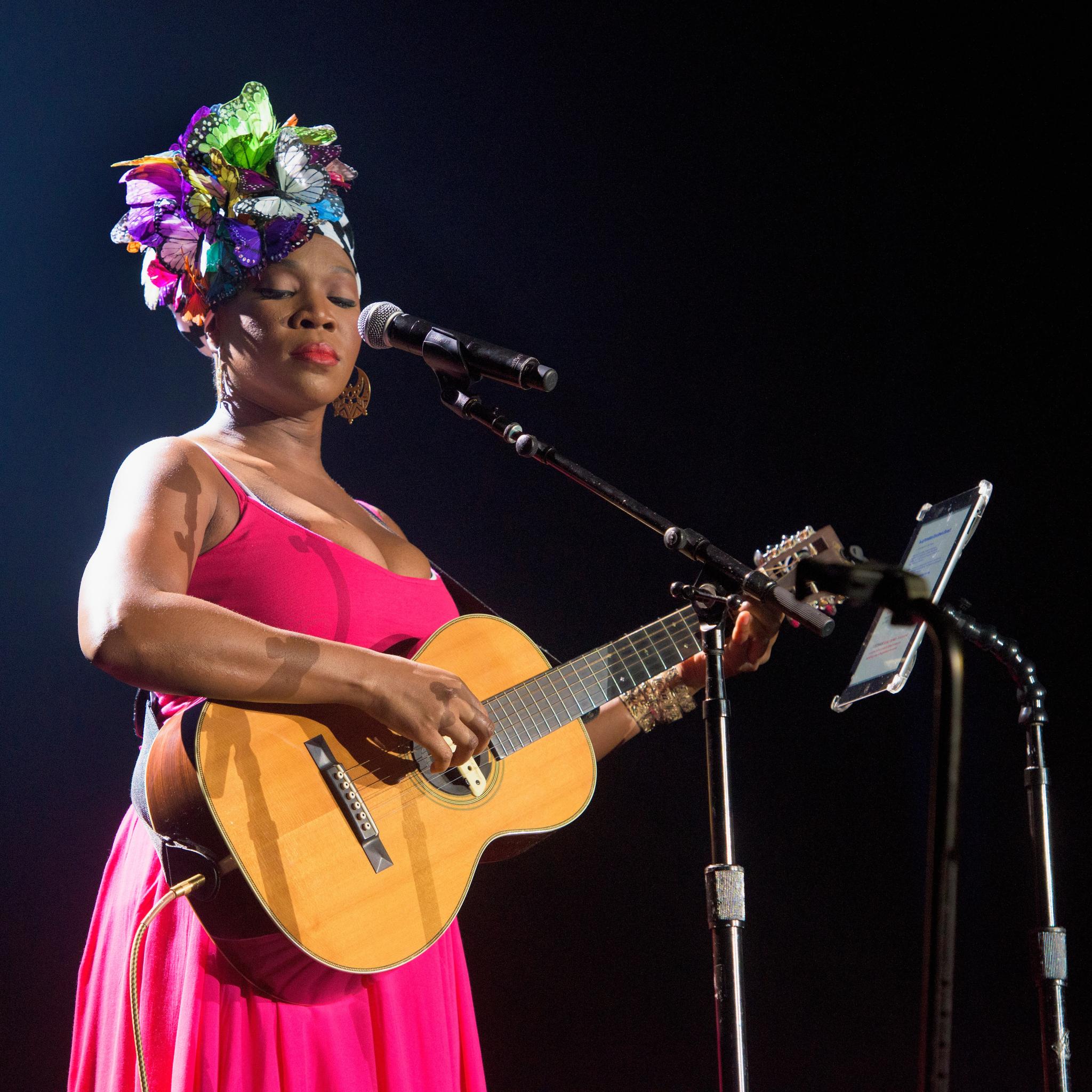 India Arie Talks New Christmas Album, and the 15th Anniversary of 'Acoustic Soul'
