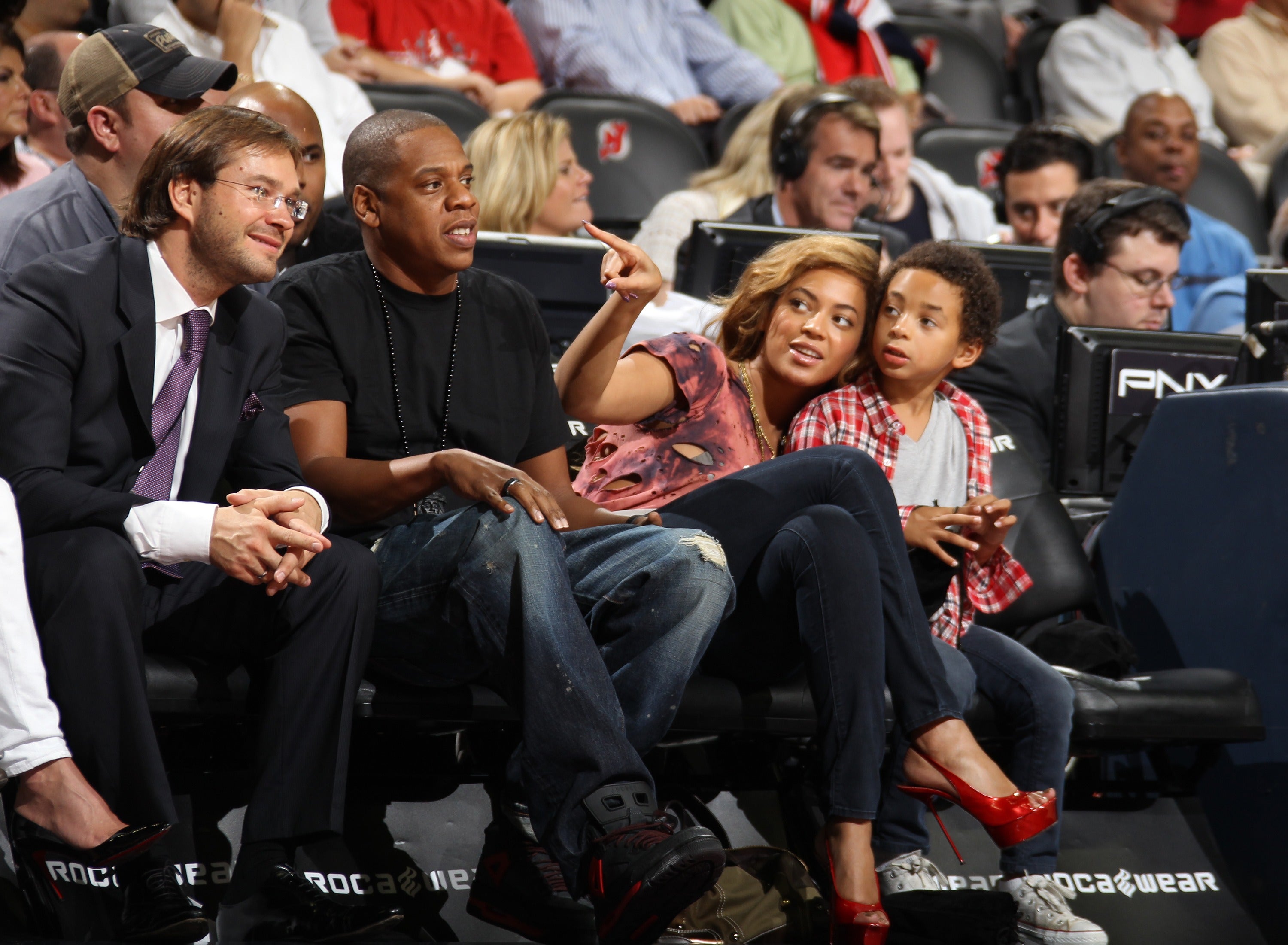 Best Photos Of Beyonce and Jay-Z Courtside at NBA Games Over The Years - Essence3000 x 2201