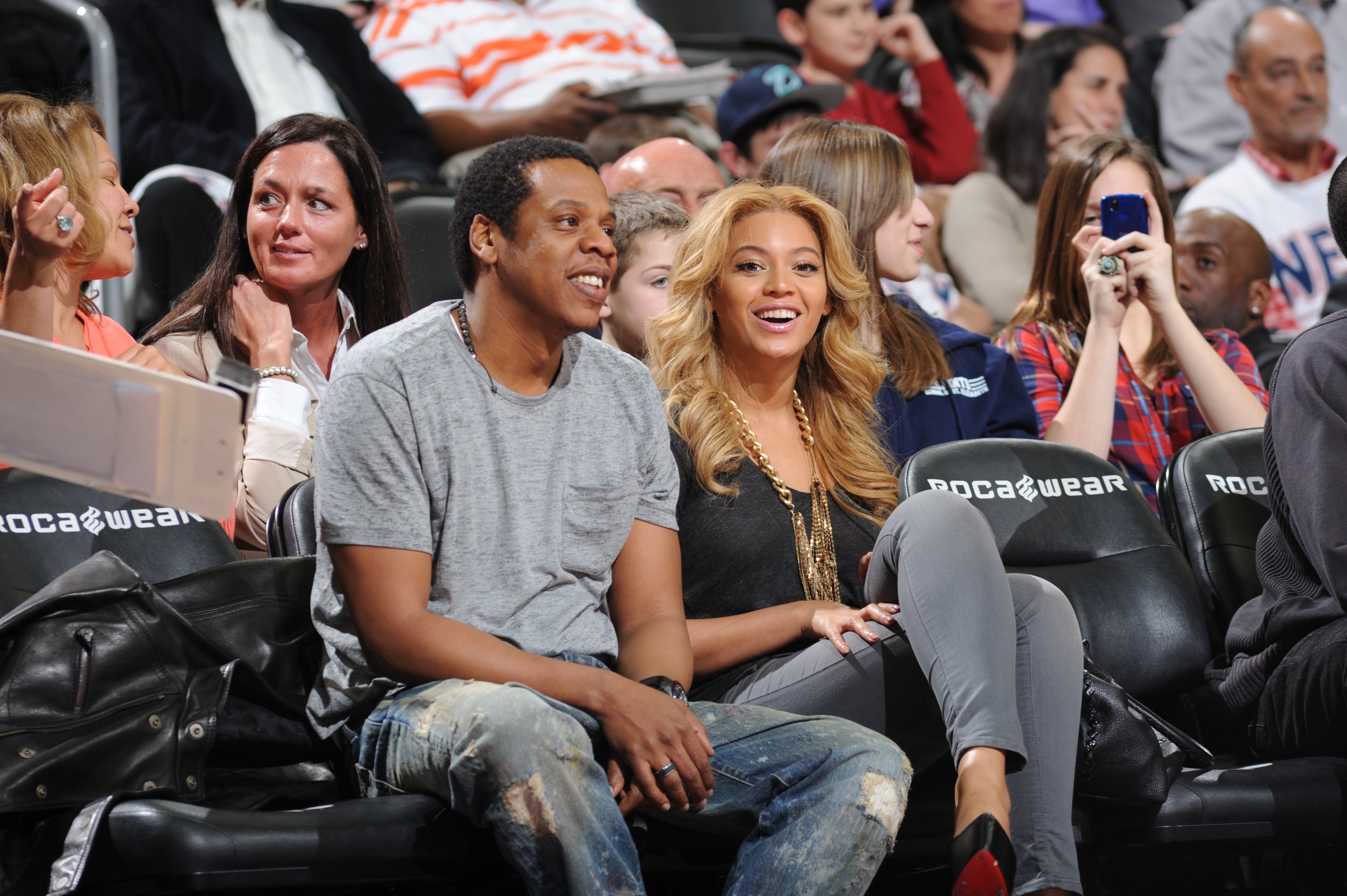 Fotos: Beyoncé e Jay Z assistem a jogo de basquete em NY - 03/11 