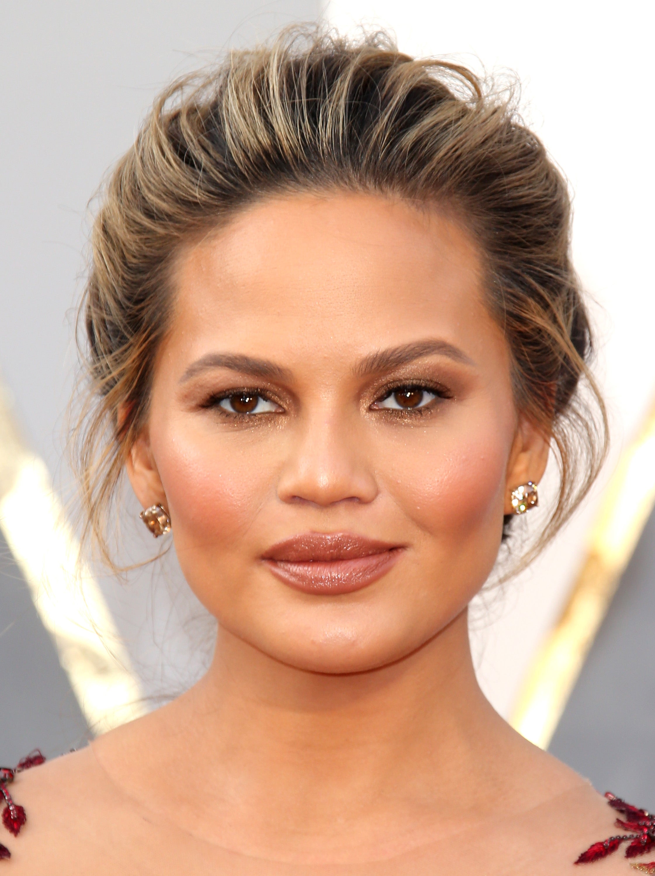 Beauty Guide: Chrissy Teigen's Super Chic (And Affordable) Academy Awards Beauty Look