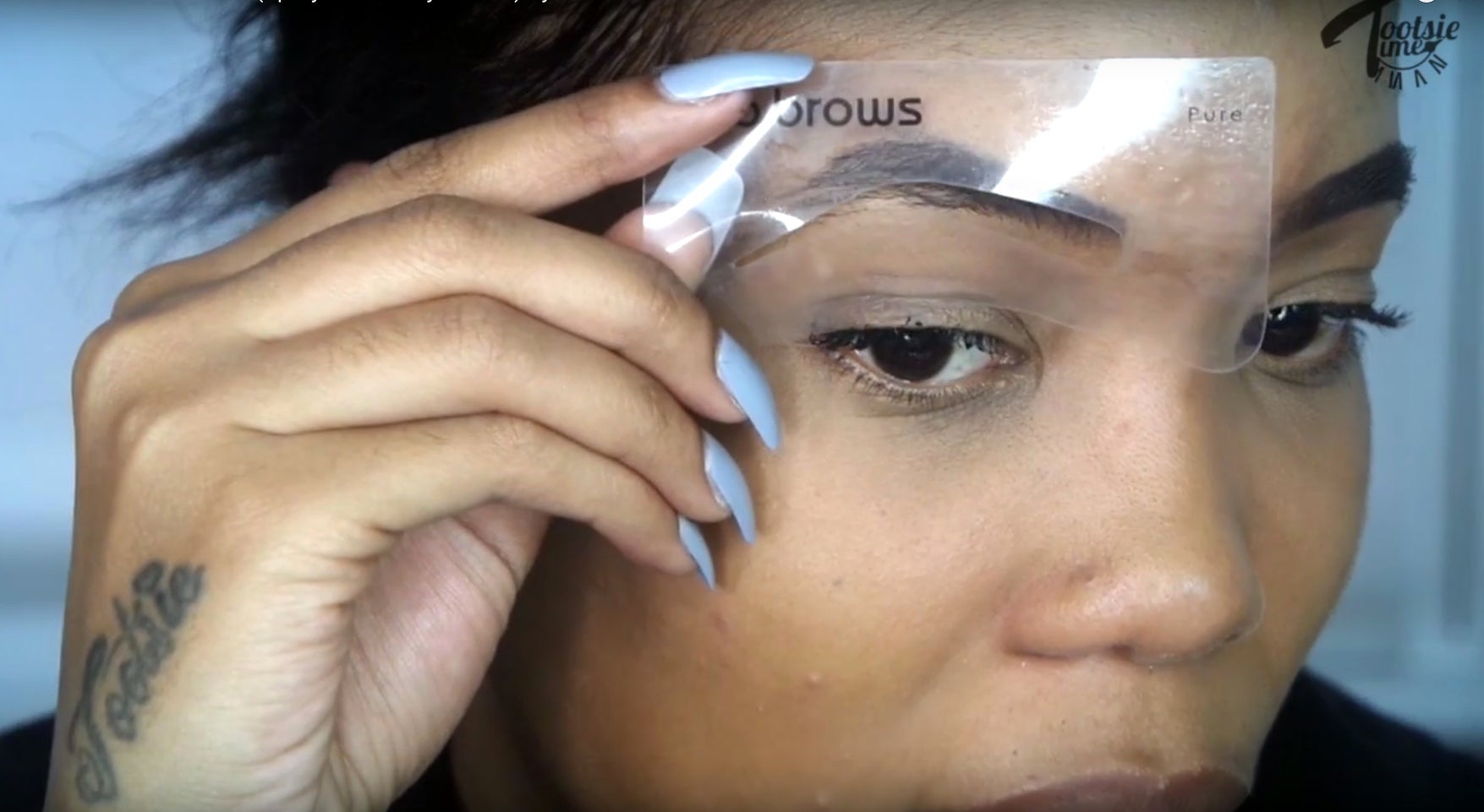This Vlogger Used Root Spray On Her Brows And It's Genius!