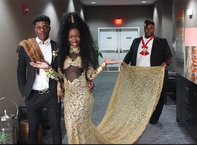 Teen Kills It in 'Coming to America'-Inspired Prom Dress
