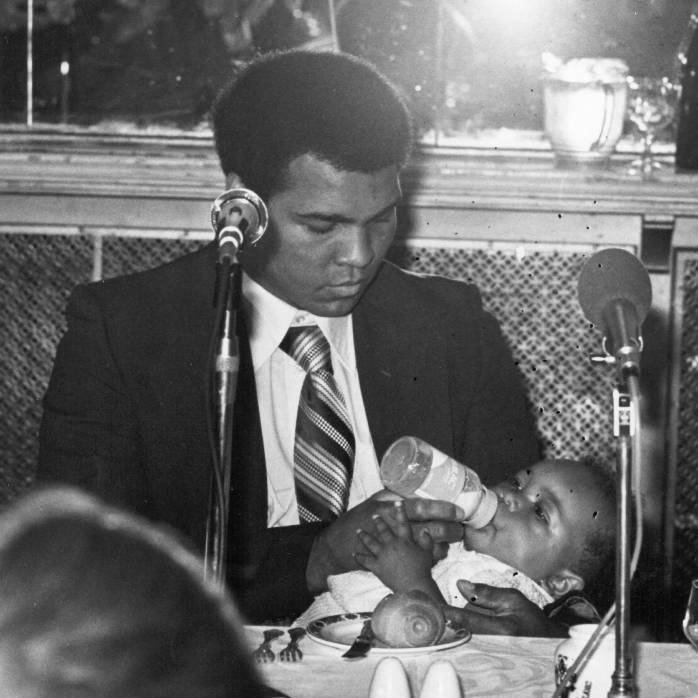 Precious Moments Between Muhammad Ali and His Daughters
