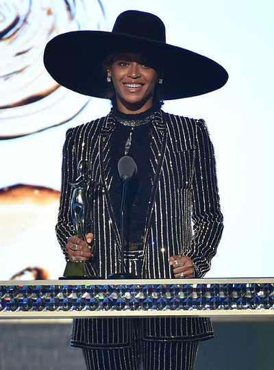 Beyoncé Receives CFDA Style Icon Award, Honors Mother in Moving Speech