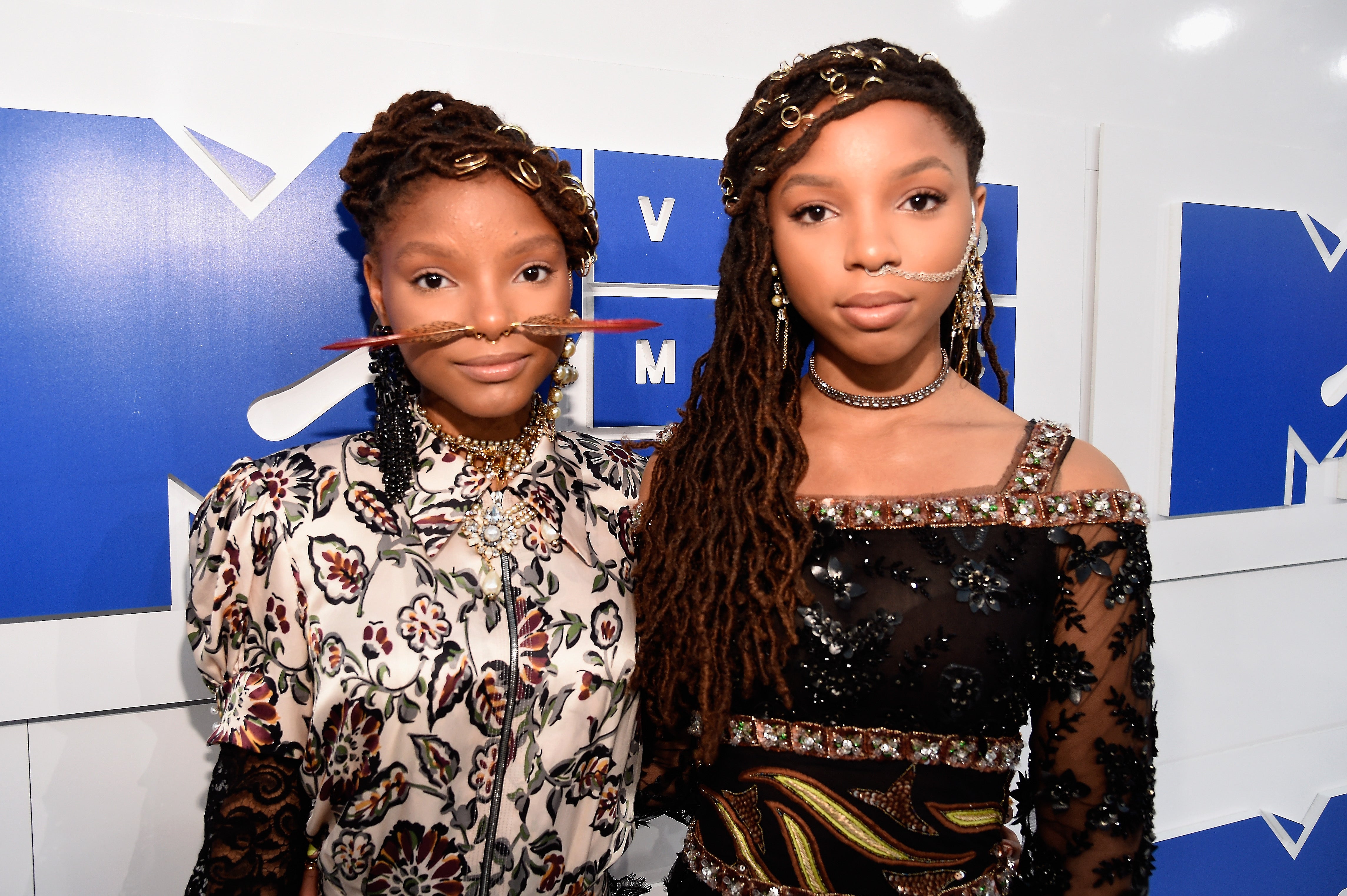 You Have To See Chloe & Halle's Face Jewelry At The 2016 VMAs
