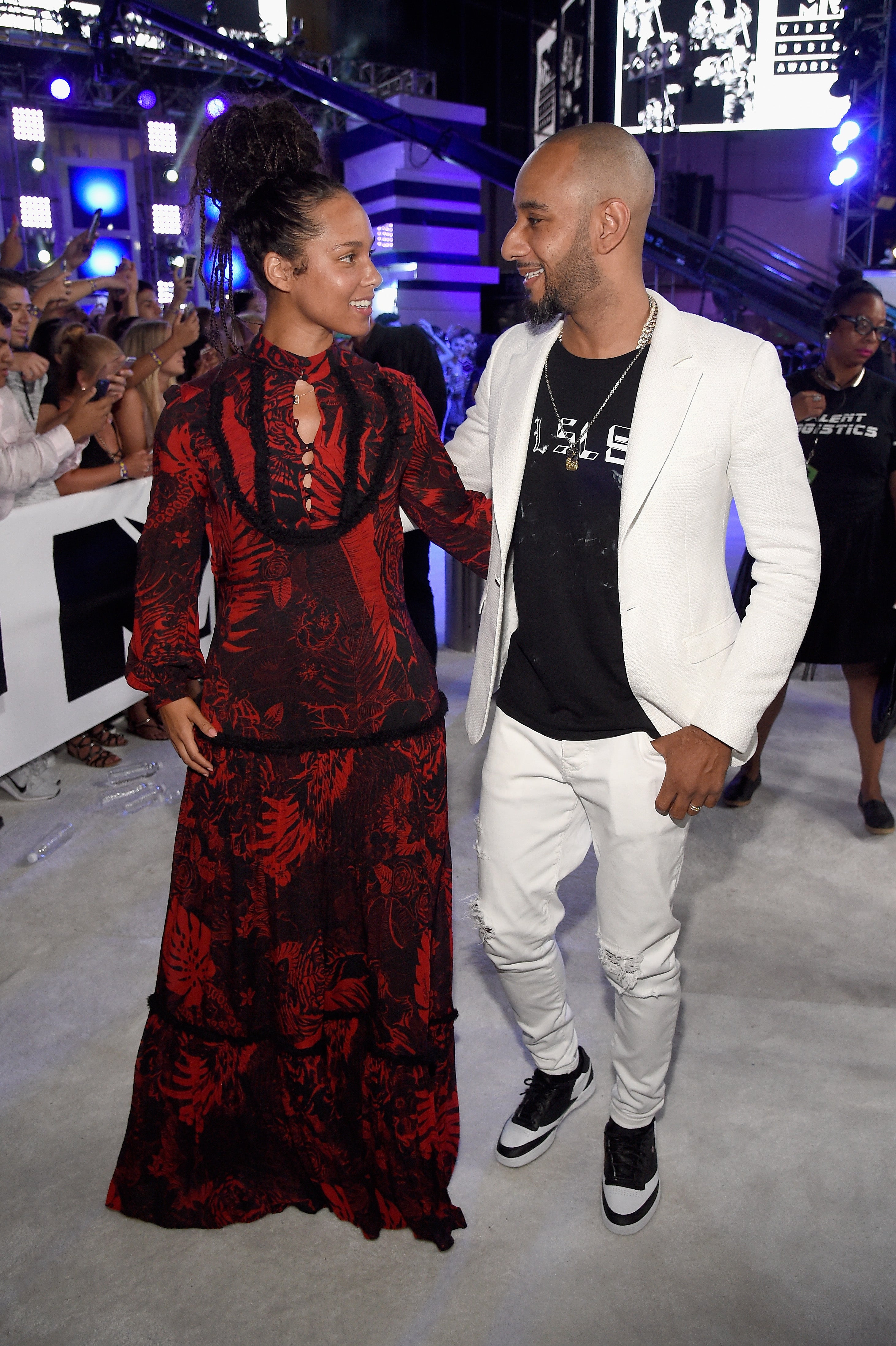 Swizz Beatz Defends Alicia Keys' Makeup Free Look, "Why Are You Mad?"
