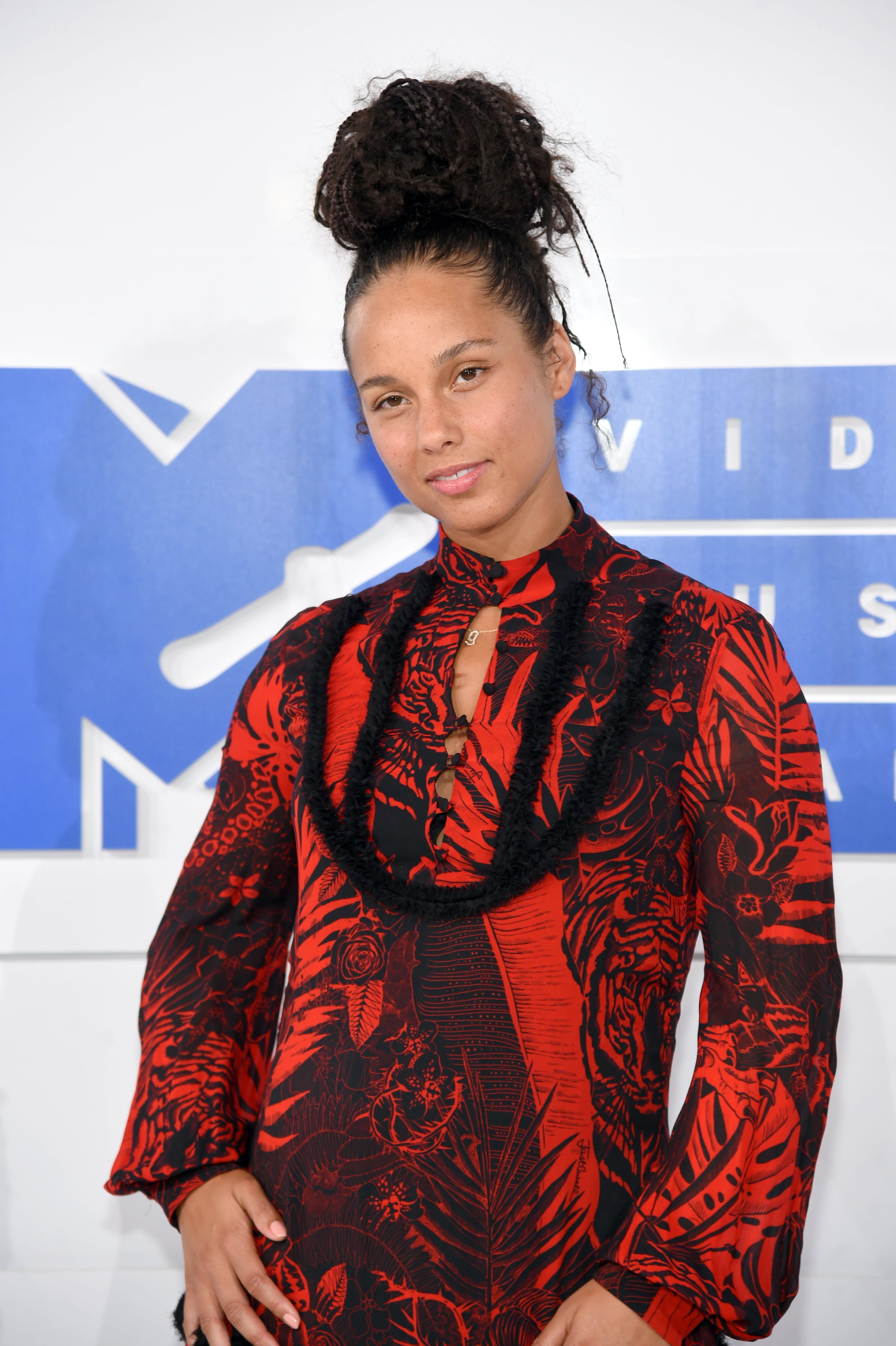 Alicia Keys Continues To Stun With #NoMakeup At The 2016 VMAs
