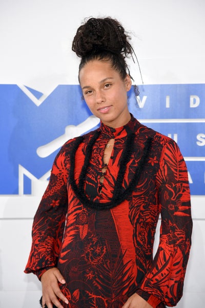 Alicia Keys Continues Her No Makeup Crusade On VMAs Red Carpet