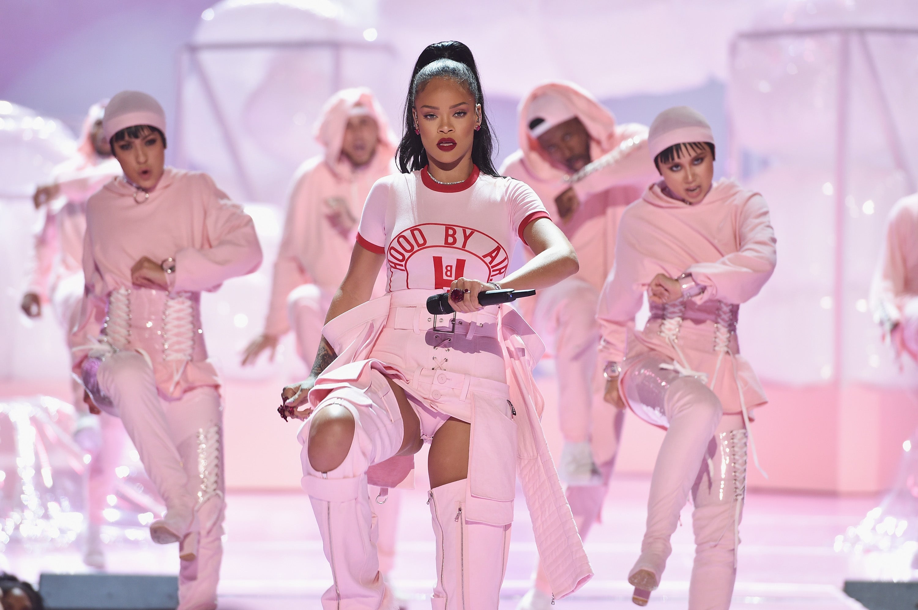 A RIHCap Of Rihanna's Beauty Moments On The VMA Stage

