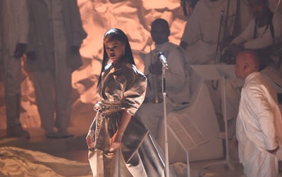 A RIHCap Of Rihanna’s Stage Beauty At The 2016 VMAs
