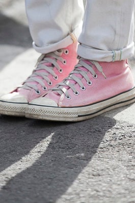 10 Feminine Ways to Wear Sneakers
