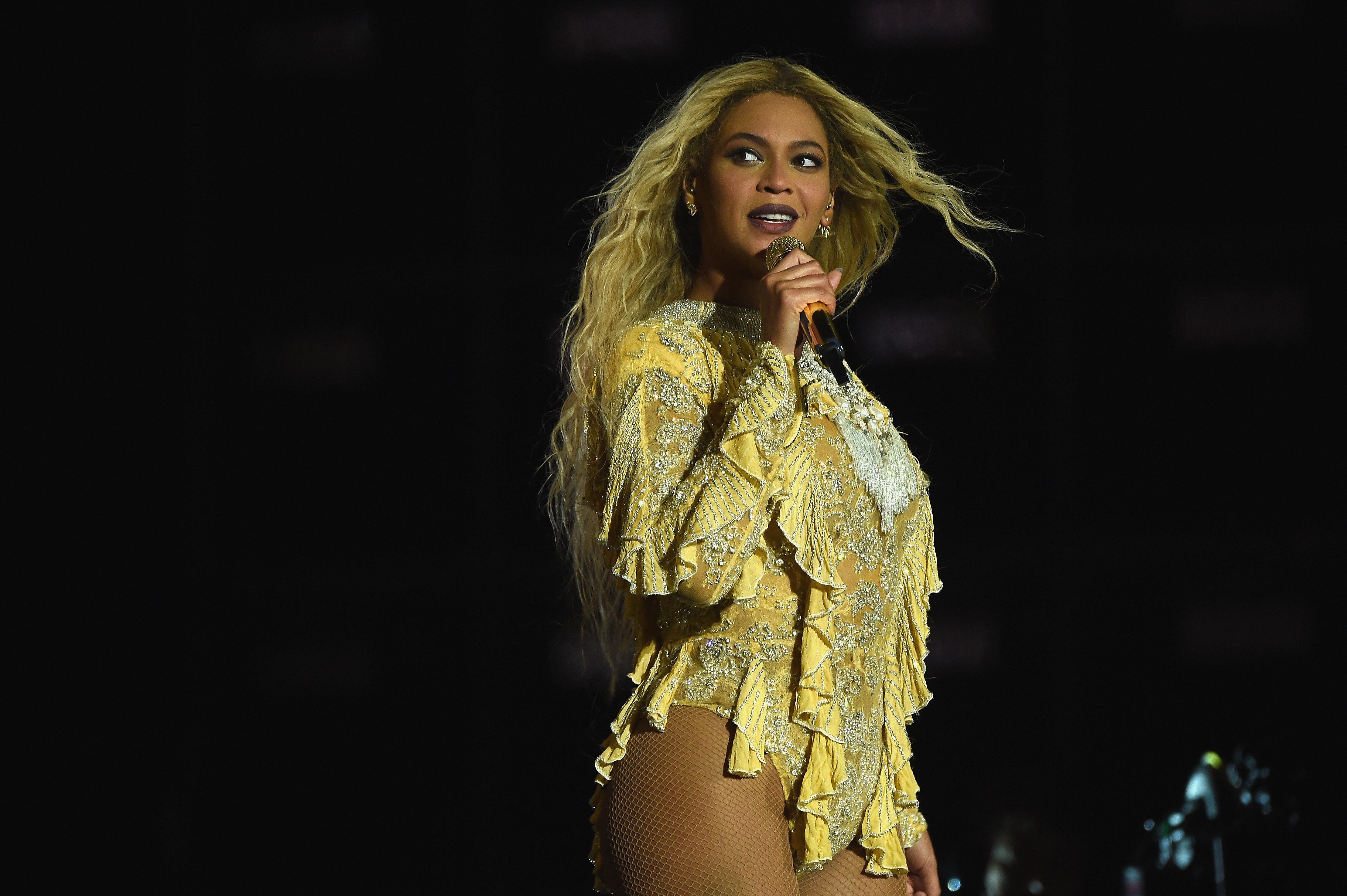 Yes, Beyoncé Was Literally Snatching Wigs At Her Final Formation Tour Stop
