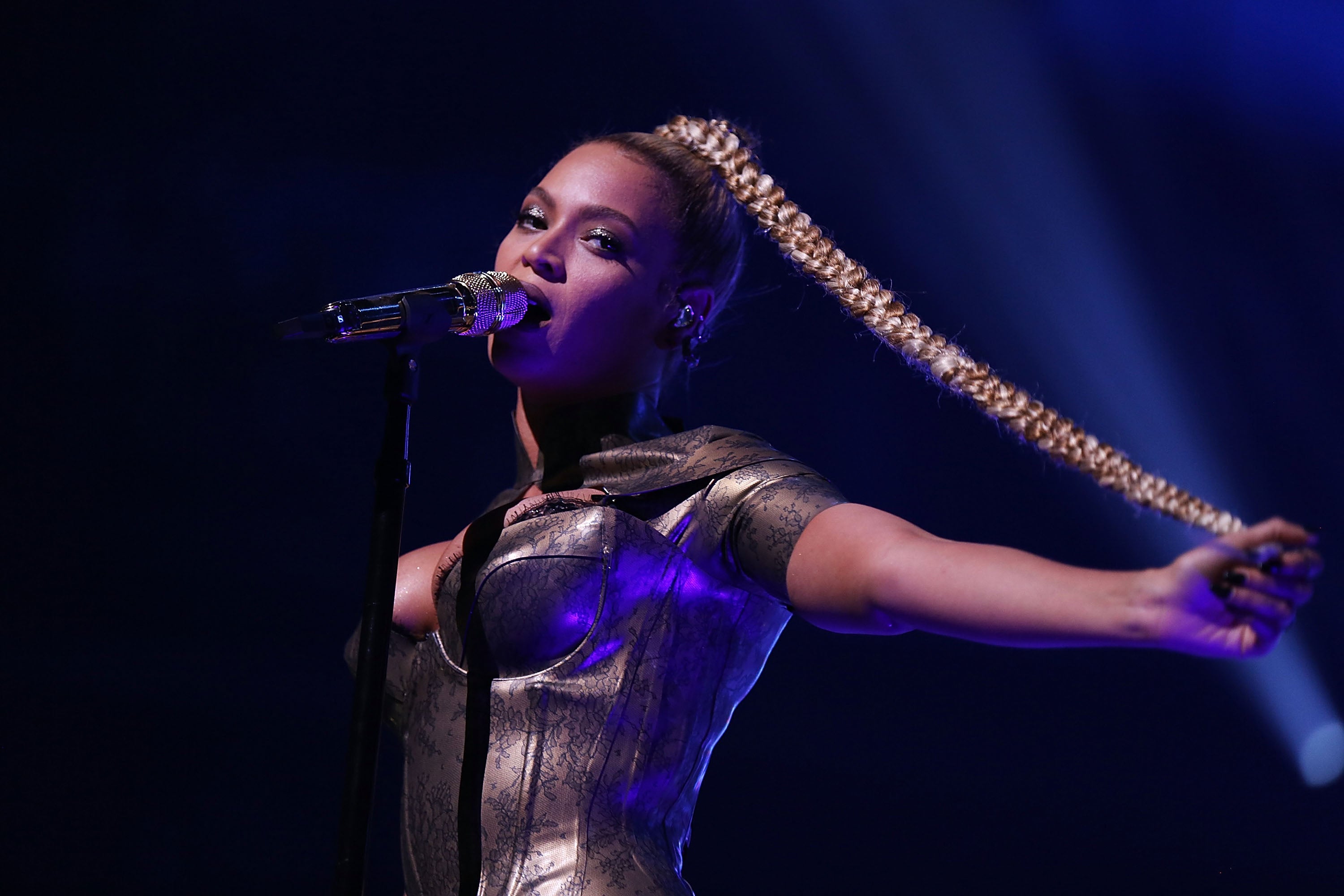 9 Must See Photos Of Beyoncé 's Epic Braid At Tidal x 1015
