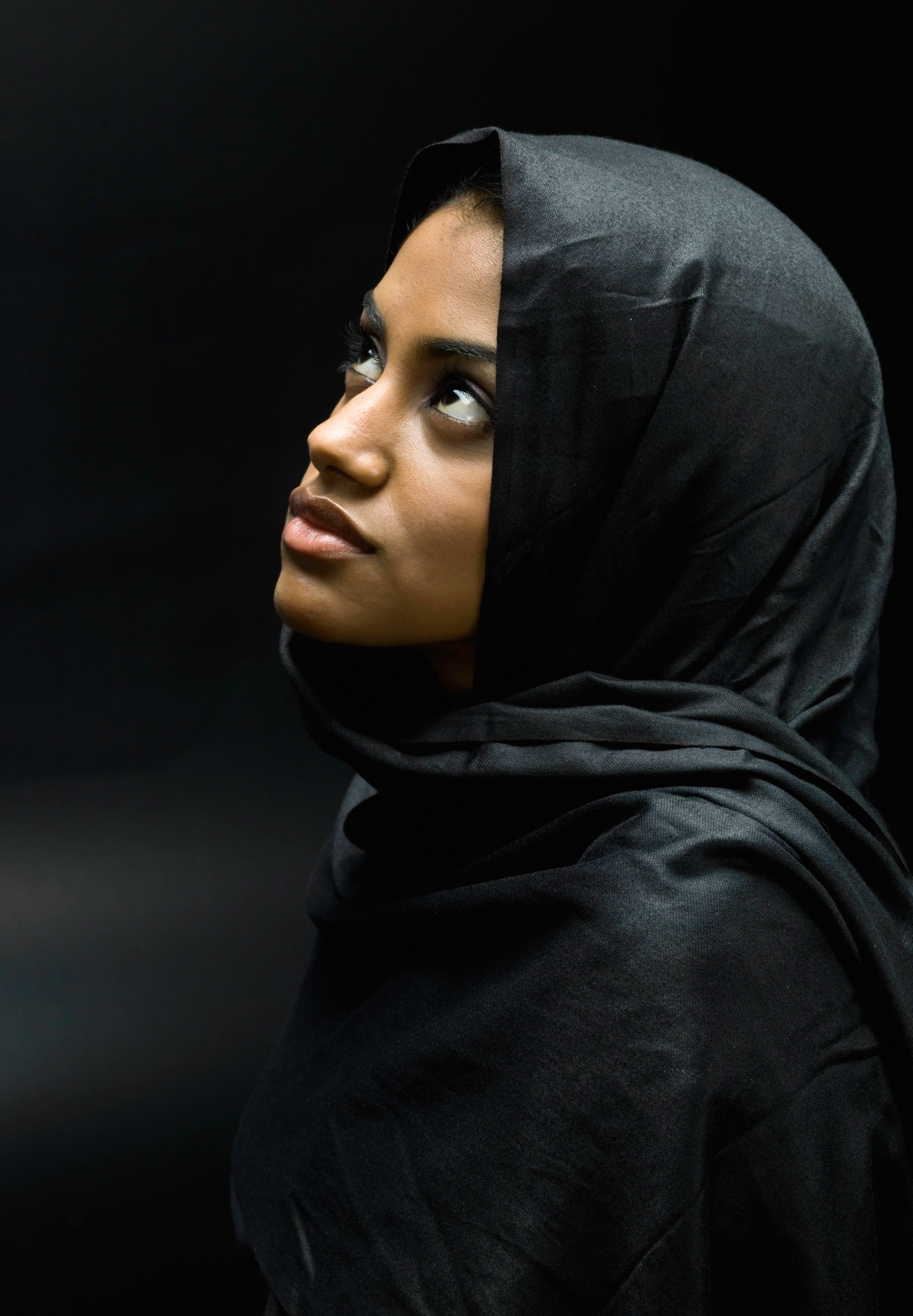 How To Deal With Pop Culture Beauty Standards When You're A Black Muslim Girl
