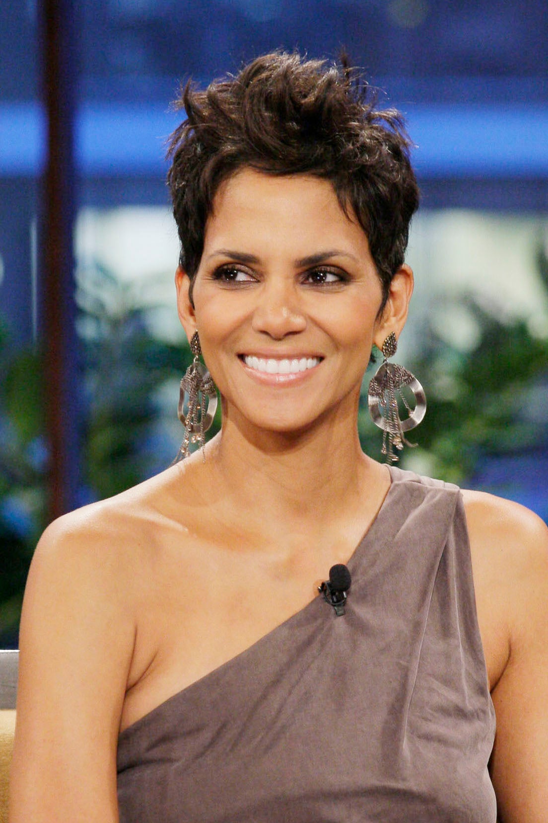 25 Halle Berry Approved Ways To Style Your Pixie Cut
