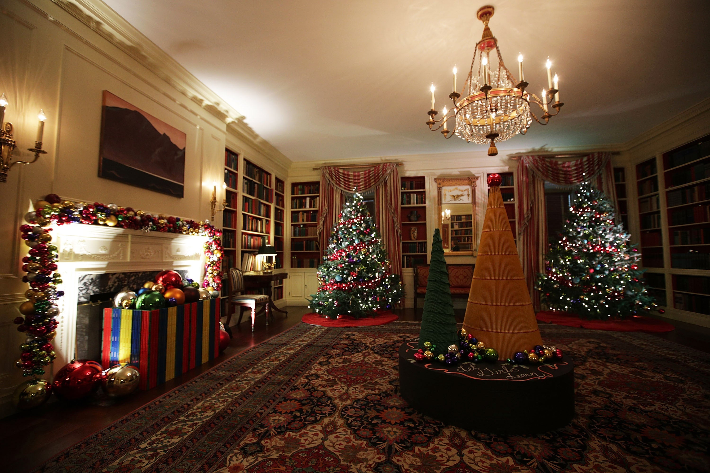 Michelle Obama Decks the White House Halls One Last Time
