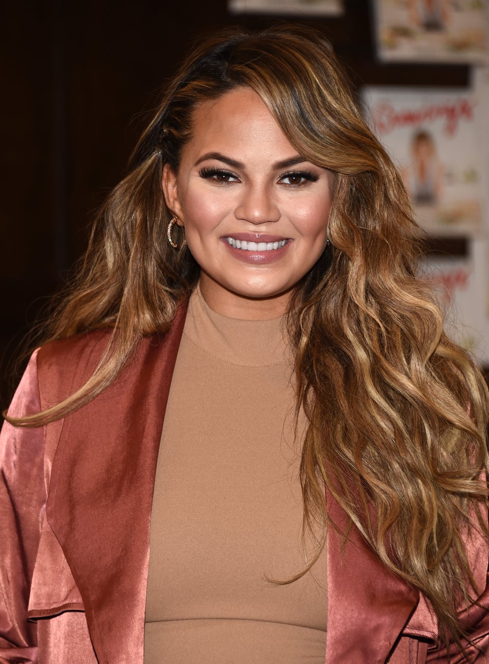 Chrissy Teigen Says Celebs’ PostBaby Bodies Are Not ‘Realistic’ We(01)