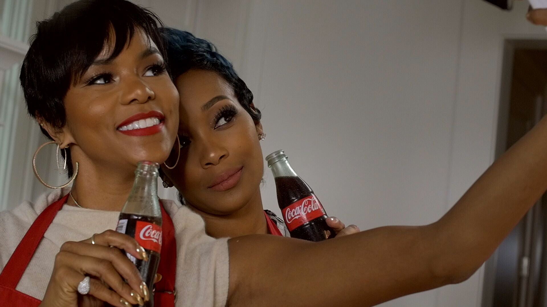 SPONSORED: Monica And Letoya Luckett Sat Down With Coca-Cola To Talk About Their Favorite Holiday Food Moments
