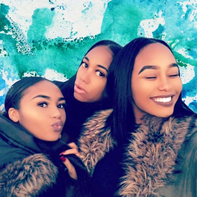 Photo Of Mother and Daughters Who Look Like Triplets Goes Viral…Again