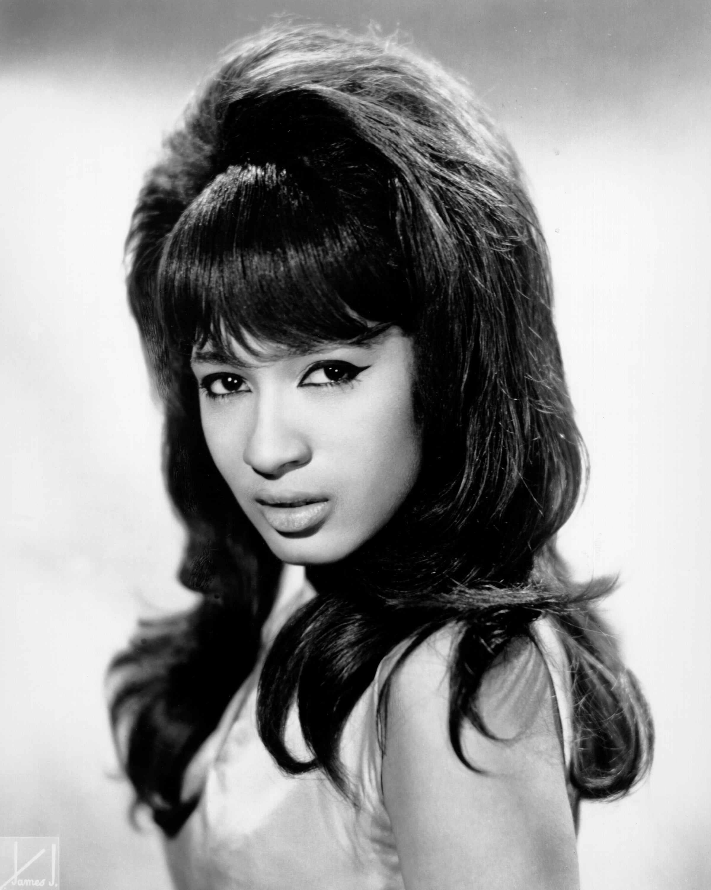 15 Celebrity Women Who Set Hair Trends In The Swingin' 60s
