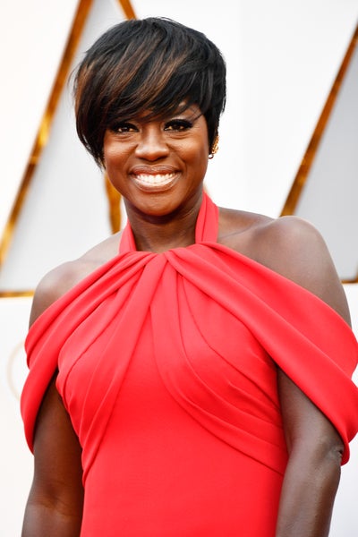 Viola Davis Debuts A Cropped Do On The 2017 Oscars Red Carpet