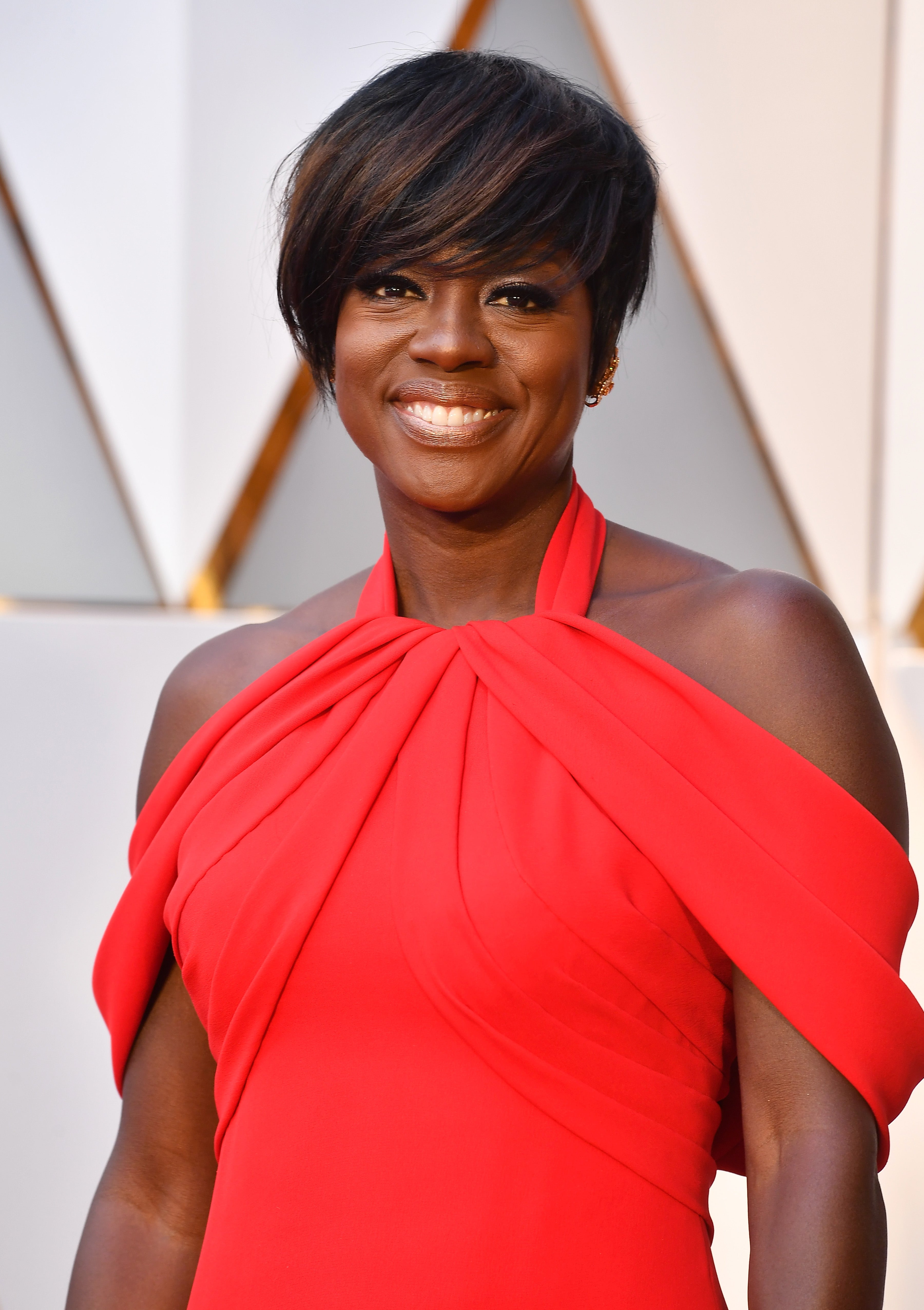 Viola Davis Debuts A Cropped Do On The 2017 Oscars Red Carpet