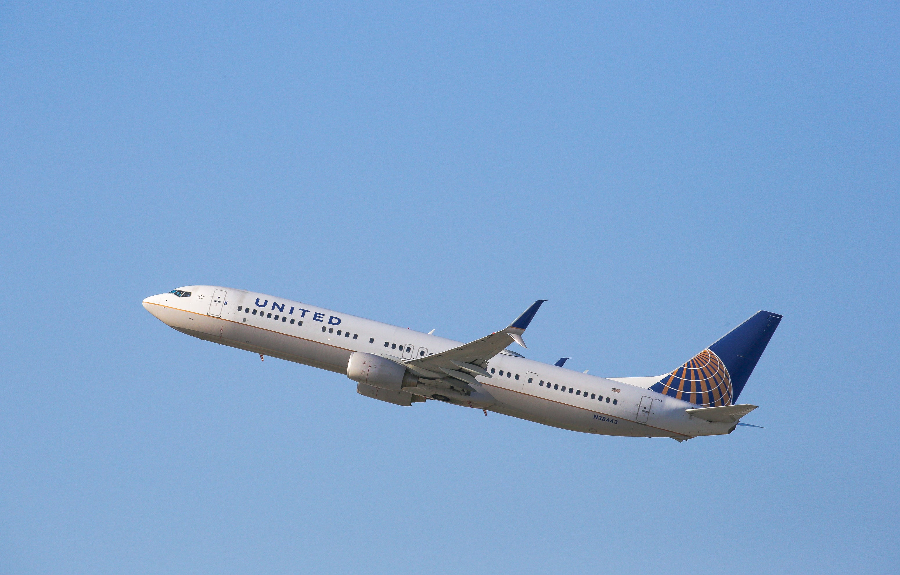 Social Media Users Slam United On Twitter After They Reportedly Wouldn't Allow Girls To Wear Leggings On Flight
