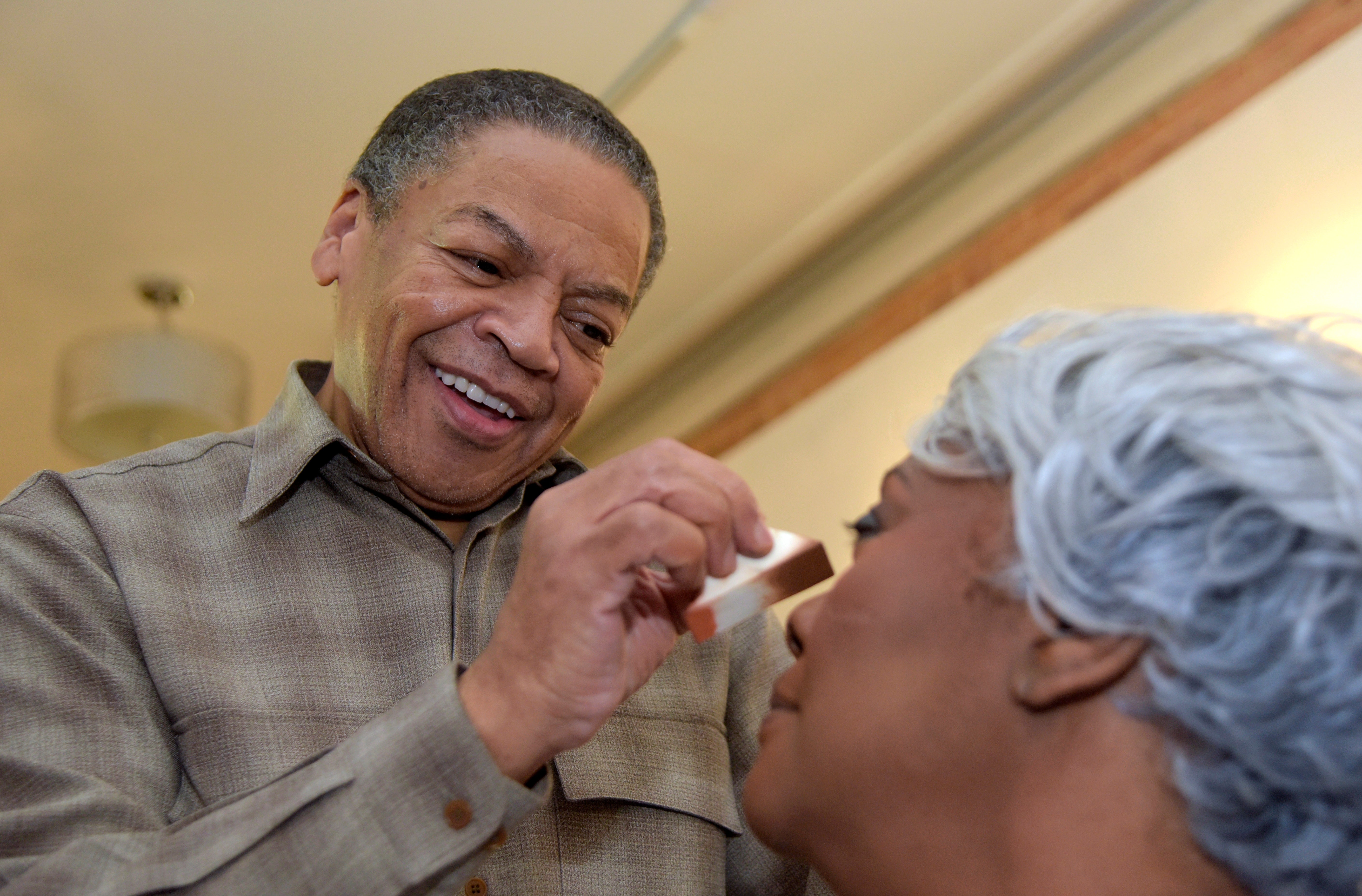 Oprah Winfrey's Former Makeup Artist Gives Free Makeovers In His Hometown

